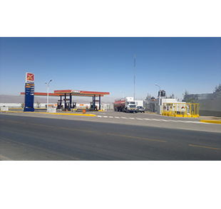Estación de Servicios San José Espinar Cusco S.R.L. camiones en estación de servicio